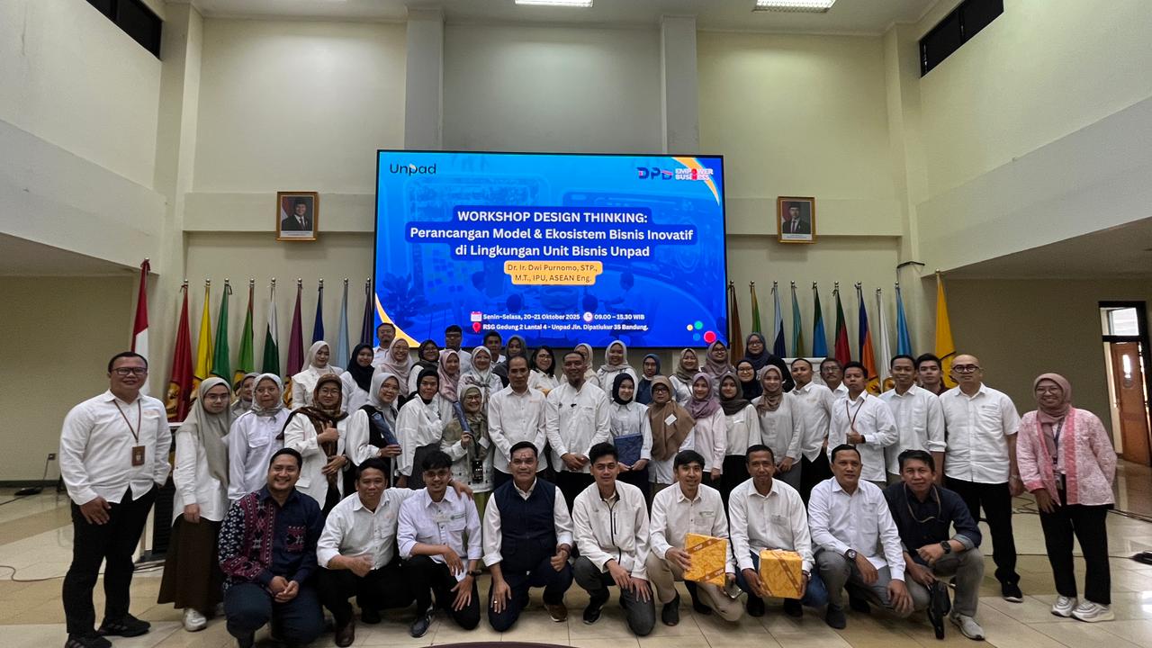 Foto Bersama Pak Dwi Purnomo - Direktorat Pengelolaan Bisnis (DPB) Unpad - Workshop Design Thinking Perancangan Model & Ekosistem Bisnis Inovatif di Lingkungan Unit Bisnis Unpad